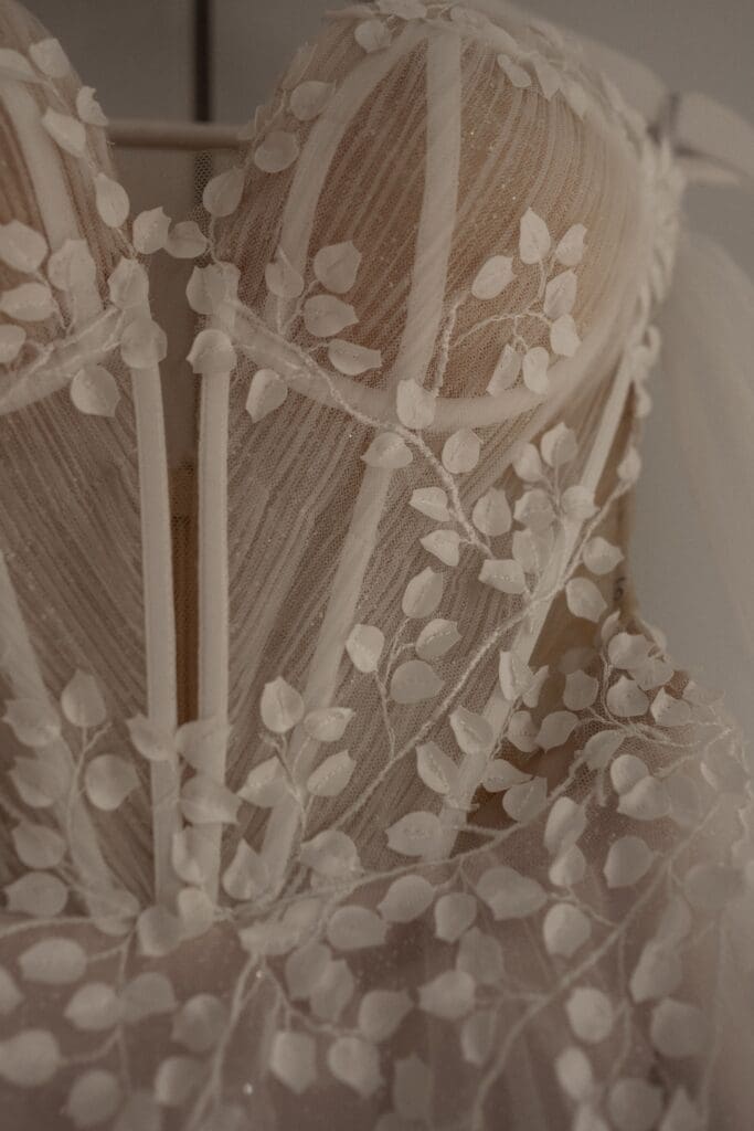 Kleid beim Getting Ready vor der Hochzeit bei Aachen