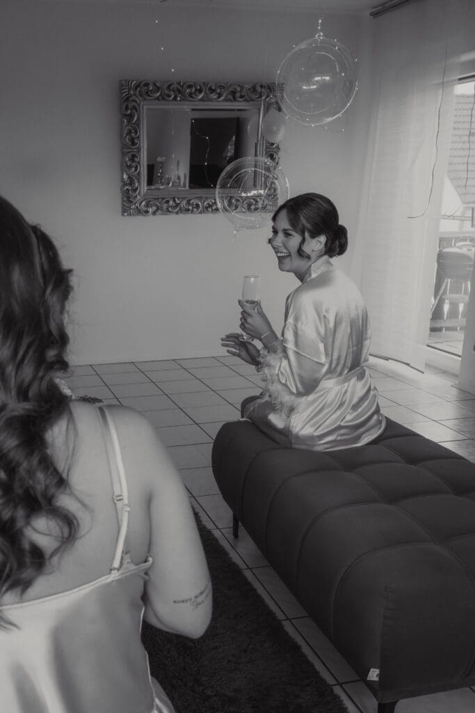 Braut trinkt Sekt beim Getting Ready für die Hochzeit in Aachen