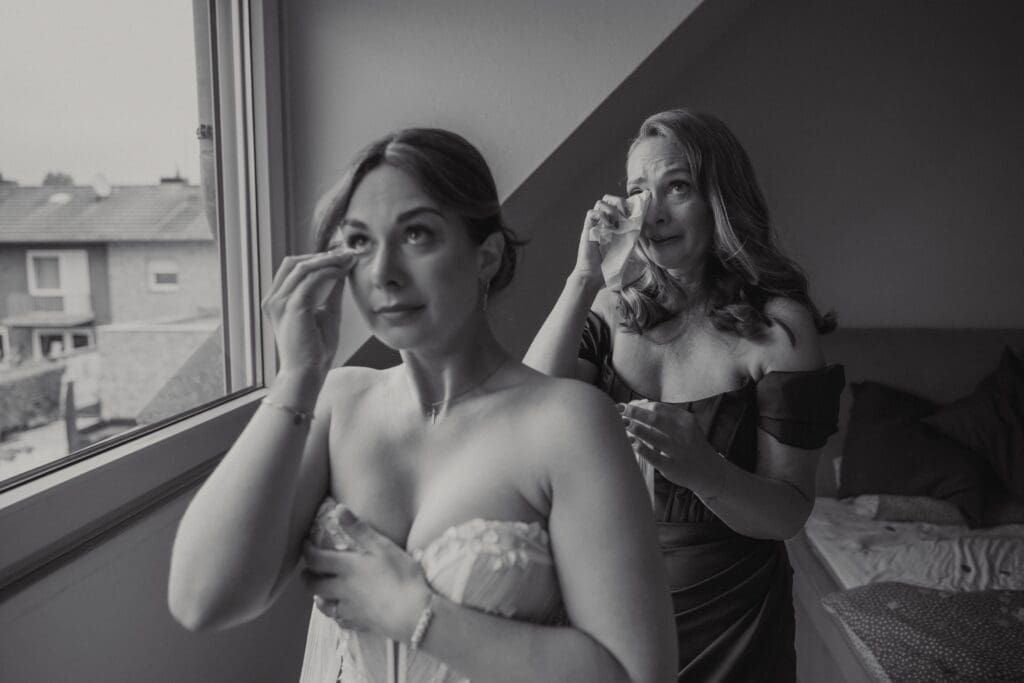 Emotionaler Moment beim Getting Ready für die Hochzeit in Aachen zwischen Mama und Braut