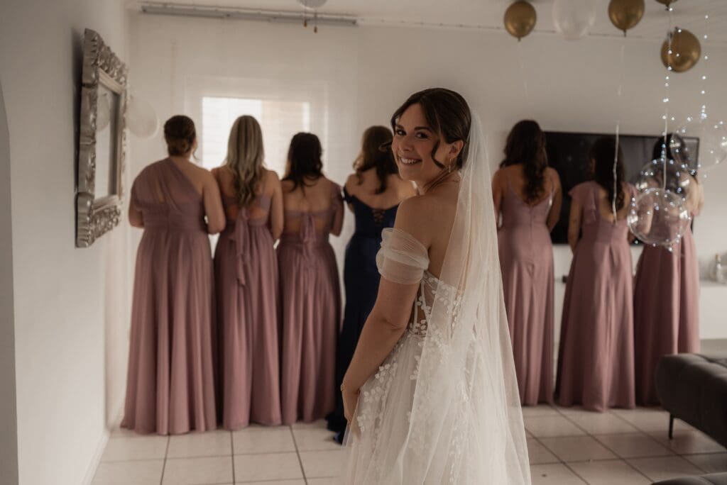 Braut kurz vor dem First Look mit ihren Bridesmaids in Aachen