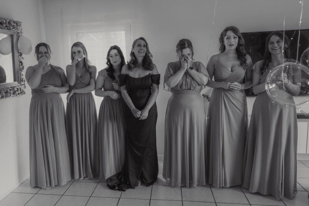Emotionale Reaktion der Bridesmaids auf den First Look mit der Braut bei der Hochzeit in Aachen