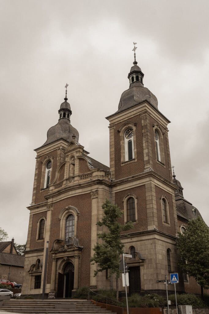 Kirchliche Trauung eines Brautpaares bei Aachen
