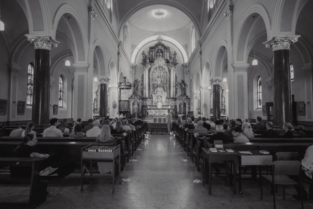 Innenansicht einer Kirche während einer Trauung in Aachen