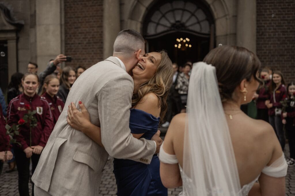 Gratulationen nach der kirchlichen Hochzeit