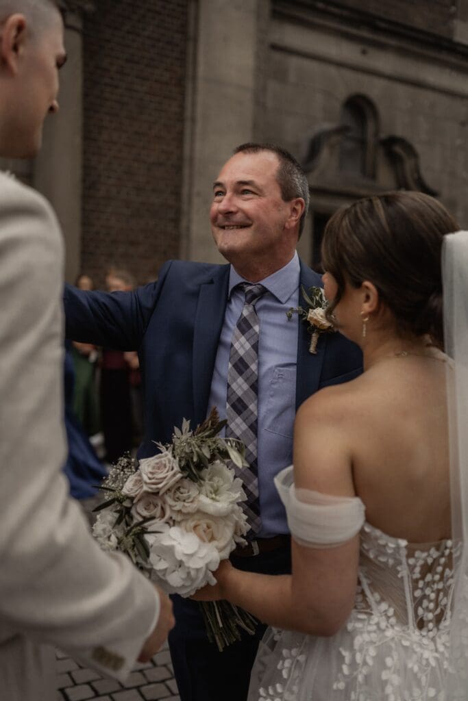 Emotionale Gratulationen nach der Hochzeit von Papa