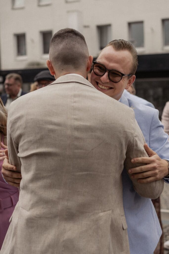 Gratulationen nach der kirchlichen Hochzeit