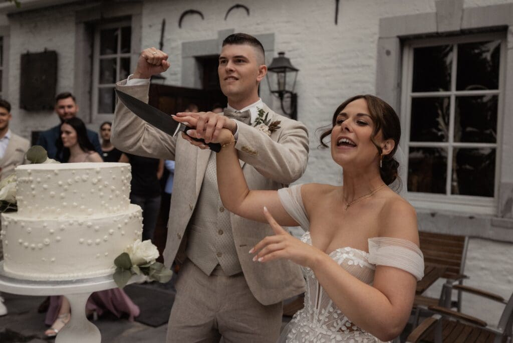 Tortenanschnitt bei einer Hochzeit in der Alten Mühle Bardenberg