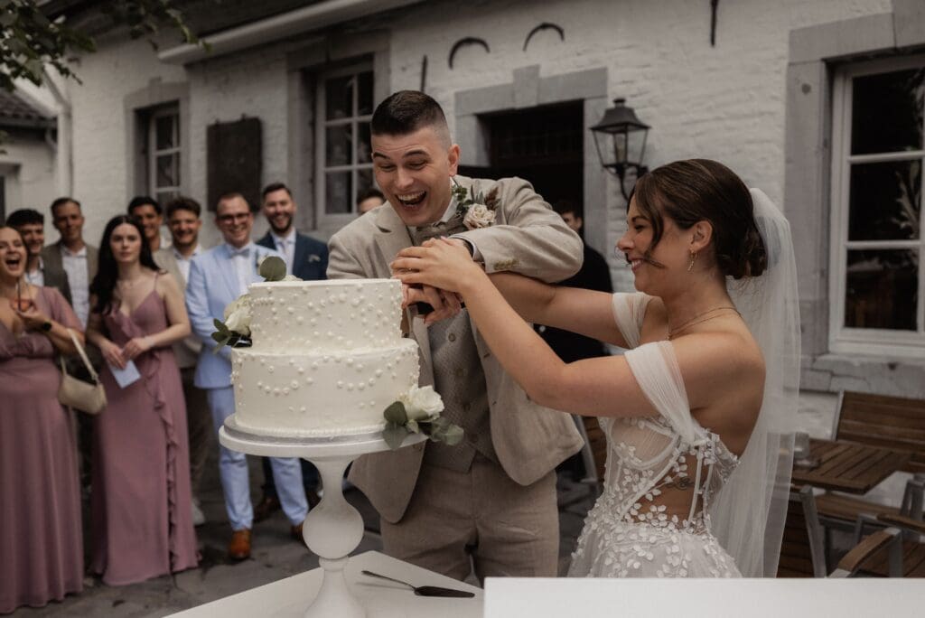 Tortenanschnitt bei einer Hochzeit in der Alten Mühle Bardenberg