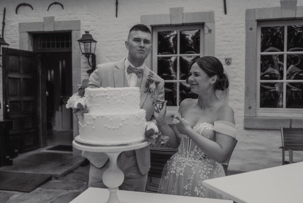 Tortenanschnitt bei einer Hochzeit in der Alten Mühle Bardenberg