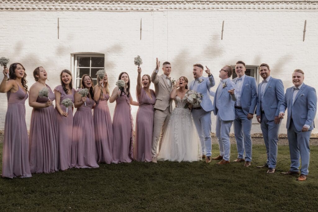 Lockere Gruppenfotos während einer Hochzeit in der Alte Mühle bei Aachen