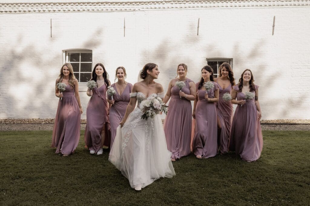 Lockere Gruppenfotos während einer Hochzeit in der Alte Mühle bei Aachen