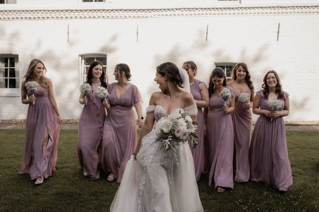 Lockere Gruppenfotos während einer Hochzeit in der Alte Mühle bei Aachen