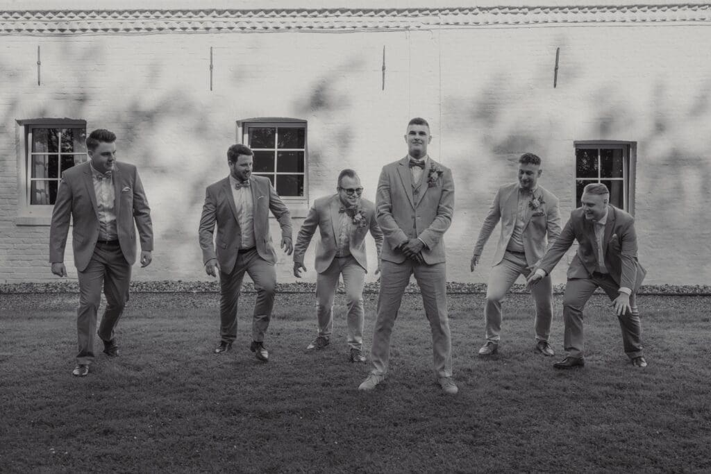 Lockere Gruppenfotos während einer Hochzeit in der Alte Mühle bei Aachen