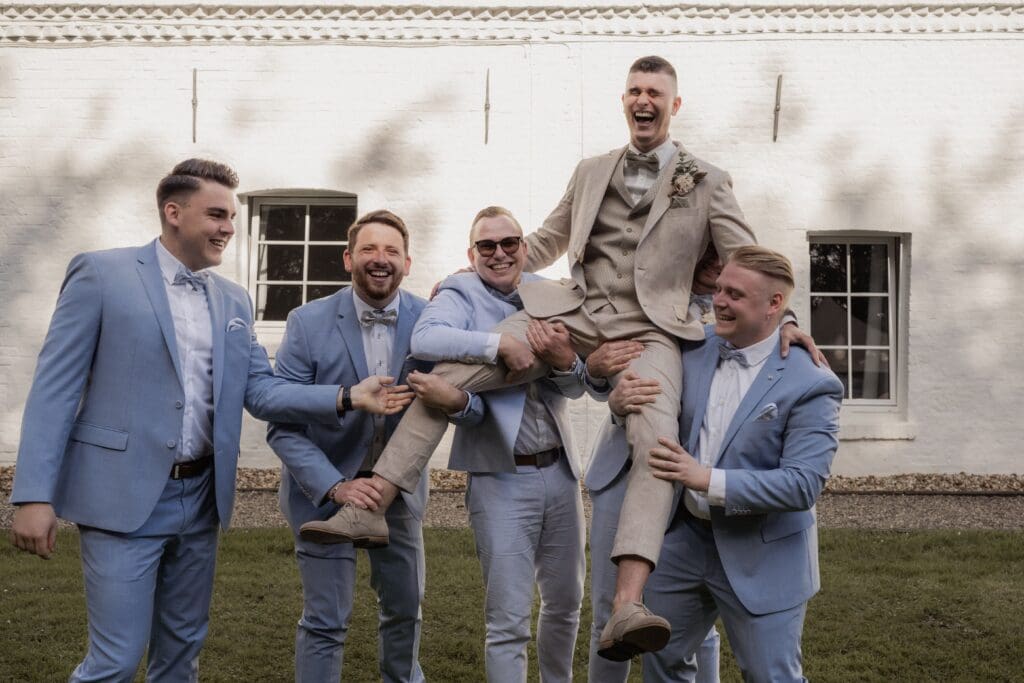 Lockere Gruppenfotos während einer Hochzeit in der Alte Mühle bei Aachen